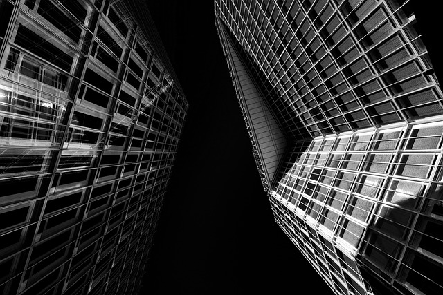 3D digital twin visualization showing real-time port layout with active vessel positions and cargo handling equipment